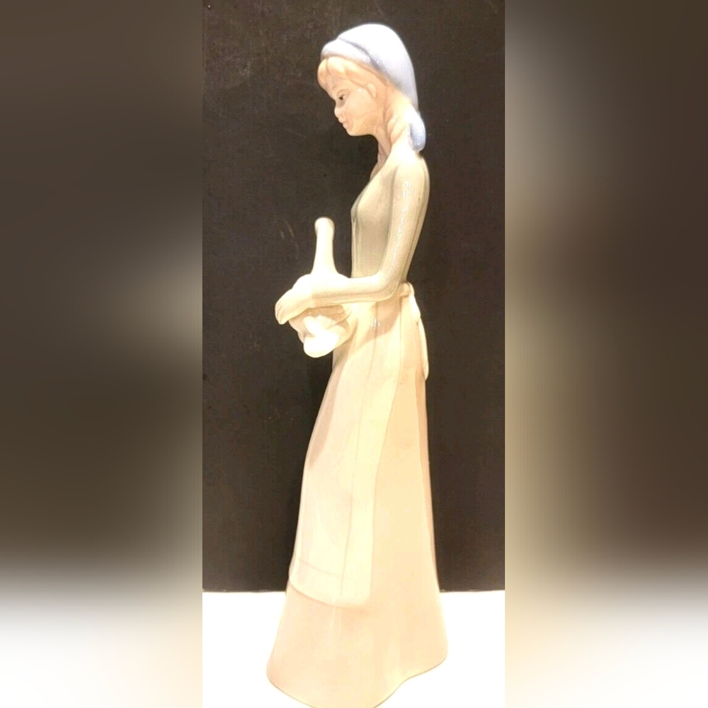 Vintage Slender Girl Holding A Goose 11" Porcelain Figuine - Picture 4 of 8